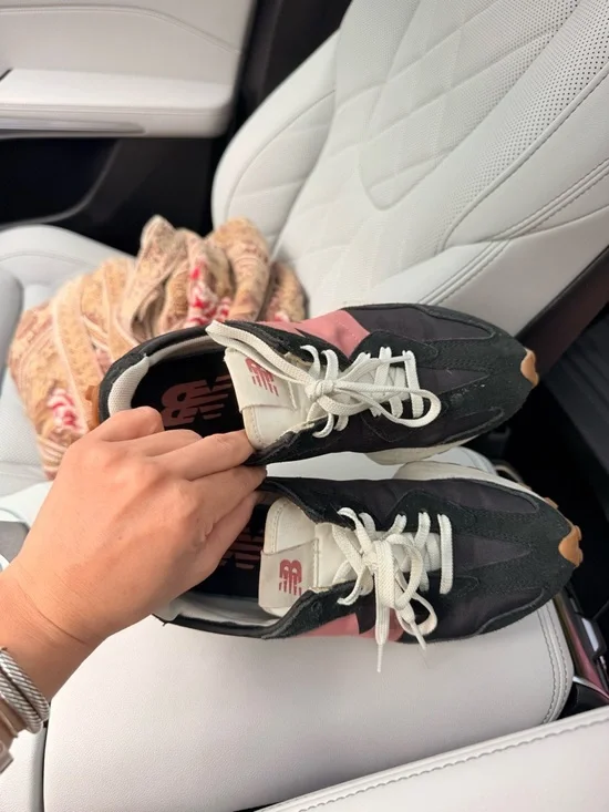 New Balance 327 Women’s Black & Pink Retro Style Sneakers - Picture 2 of 8